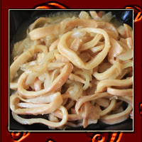 Фотография готового блюда: кальмары с луком.